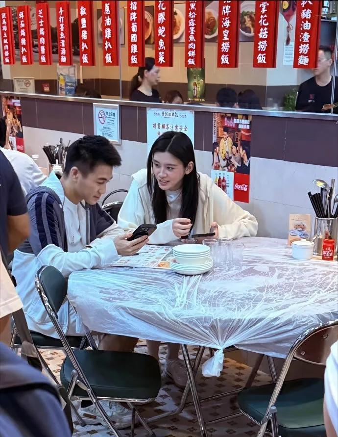 家人们！咱就说这缘分呐～何猷君、奚梦瑶两口子在澳门百老汇吃饭被偶遇啦！瞅瞅这
