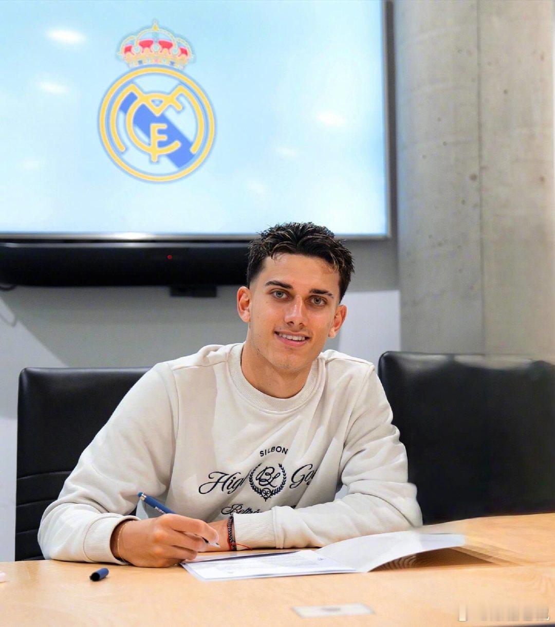 【官方】18岁的何塞-雷耶斯与皇马完成续约,与父亲一样是边锋/前锋位置,在足球经