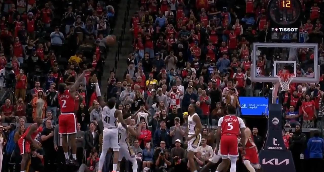 压哨绝杀！！！小卡在失误给鹈鹕扳平比分之后，自己用自己标志性的中投压哨绝杀，完