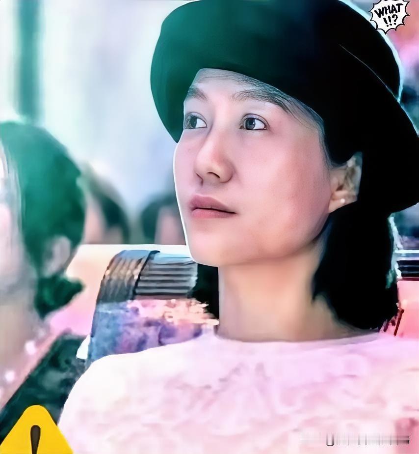 她搬进清华教授公寓,众人都在翘首以盼,都想知道这个面容姣好、年轻漂亮的女子,到底