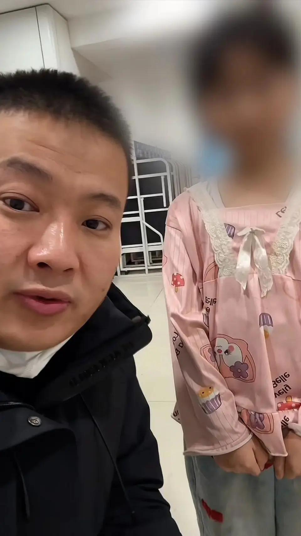 破防了，懂事的让人心疼！7岁女孩独自照顾住院的父亲：“挂号、交钱、买药都一个人