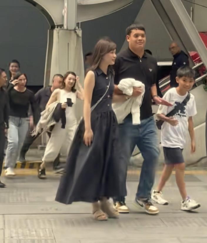 身材高大的提帮功王子21岁了，正是是谈恋爱的年龄。他牵着一位女孩的手在逛街，女