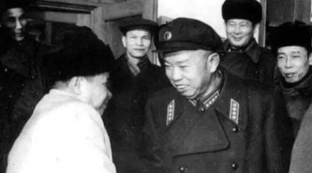 1968年，军事科学院副院长王树声大将前往某机关单位视察，留下吃午饭。排队时，王