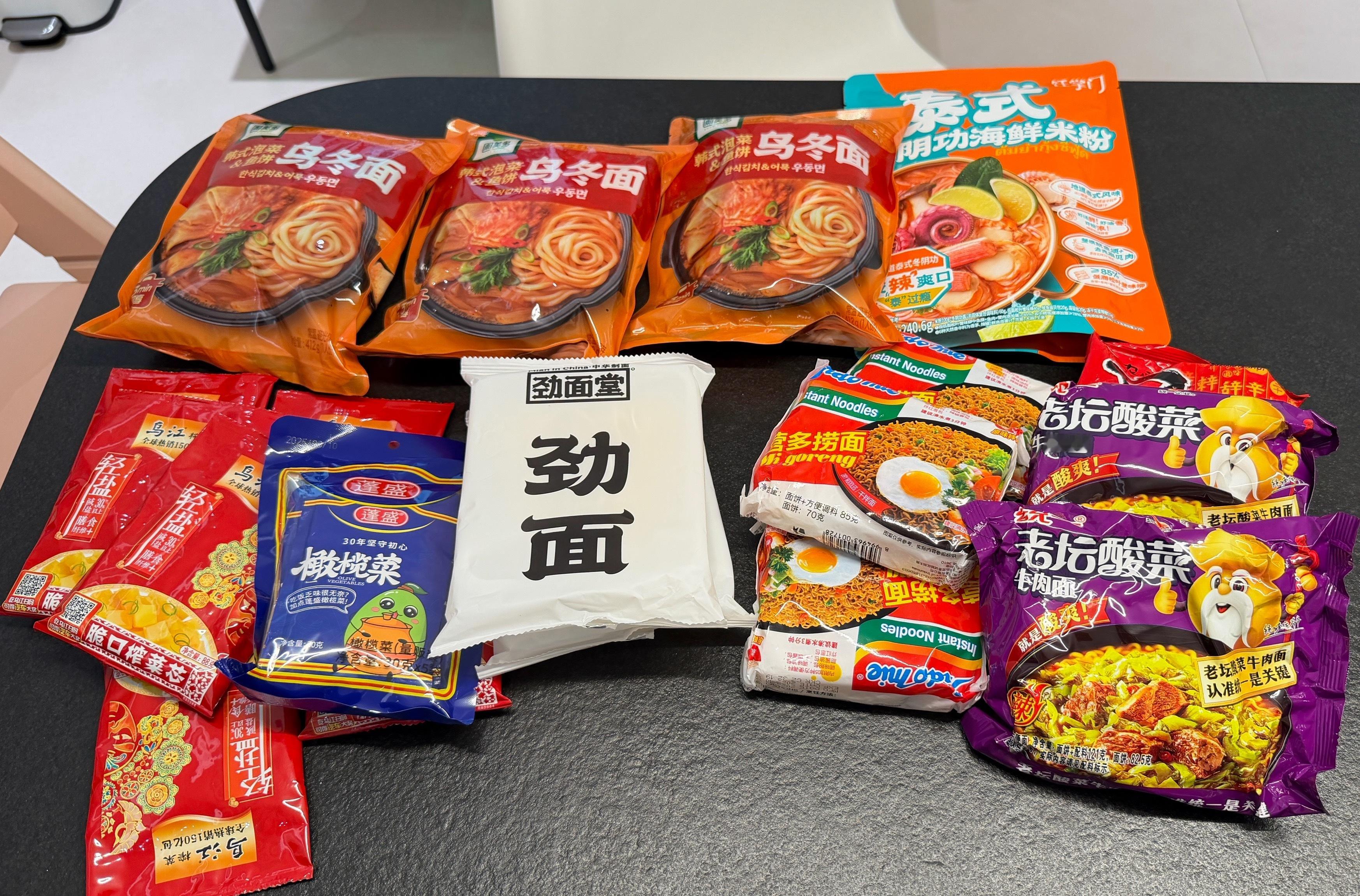 回来立马整理明天行李，还有试品。瑞士之前去，真的难吃，这次长记性了。多带点。图2