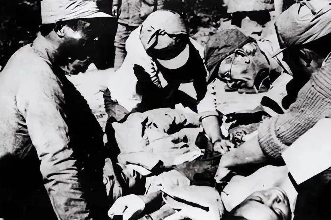 1941年，游击队长刘奎准备开会，队员王德却借口头疼去睡觉，刘奎意识到不对劲跟了