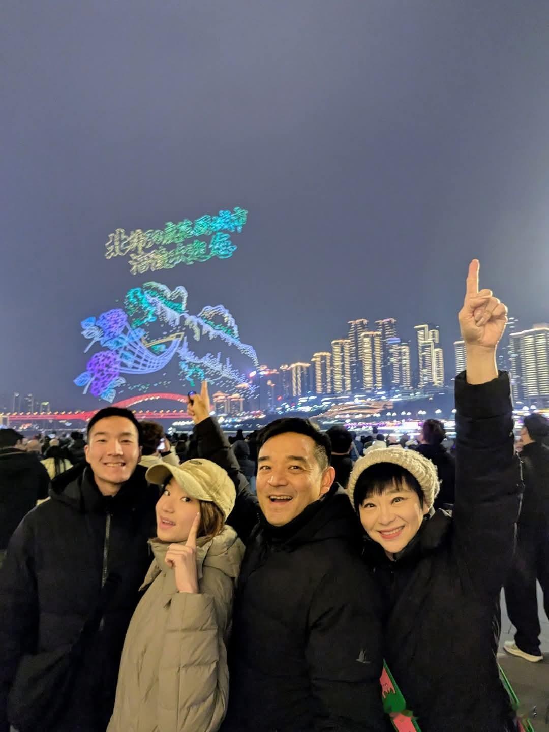 台主持人岑永康全家来重庆旅游台湾省知名媒体人主播岑永康这两天带着老婆儿子女儿来