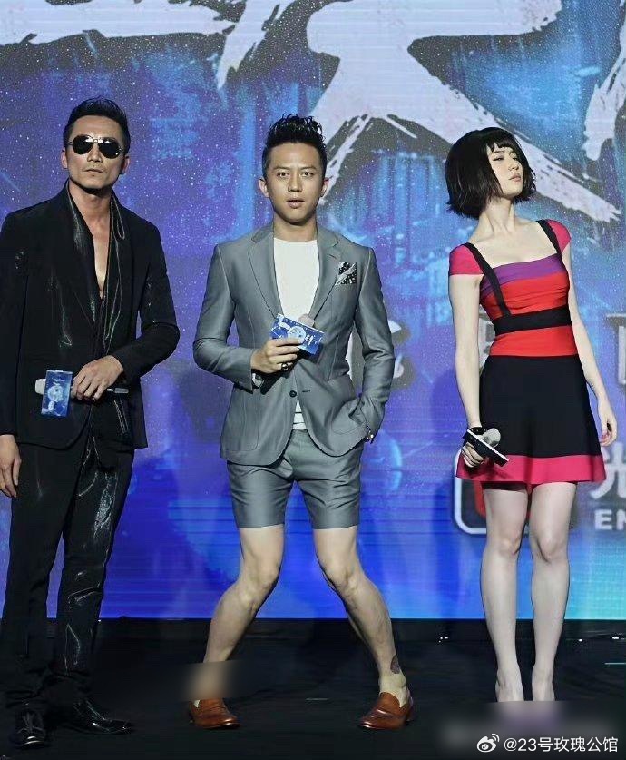 刘亦菲这个发型不是重点，重点是邓超