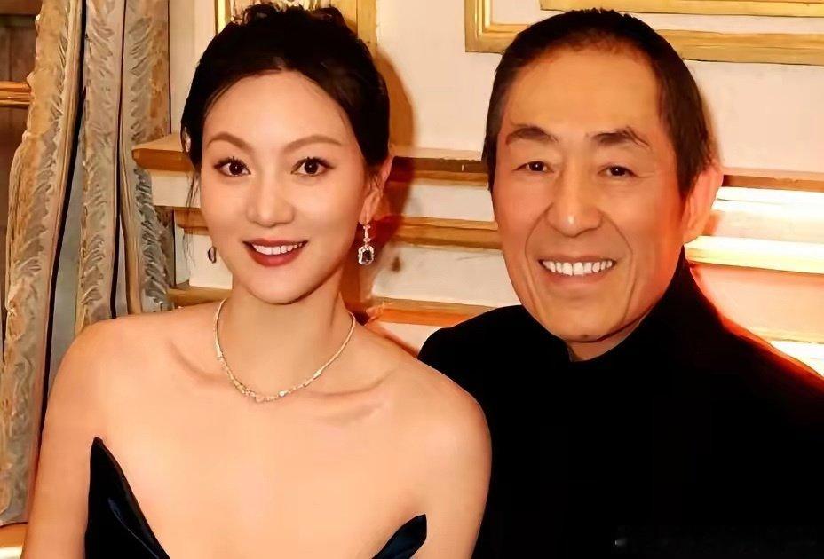在法国巴黎米其林三星餐厅张艺谋随小娇妻陈婷与闺蜜们小聚时的一幕，圆桌摆满法式餐点、甜品与蜡烛，环境雅