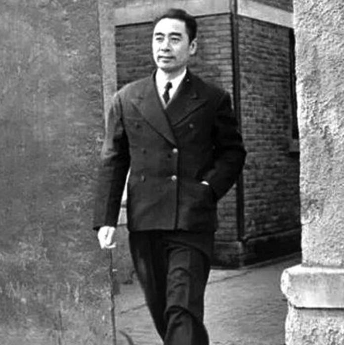 周总理虽然温文尔雅，与人为善，但也很善于斗争，会针对不同的对象、不同的环境，做出
