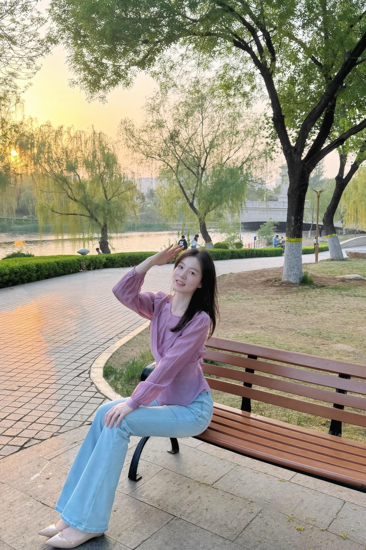 落日余晖映，轻纱拂面来。