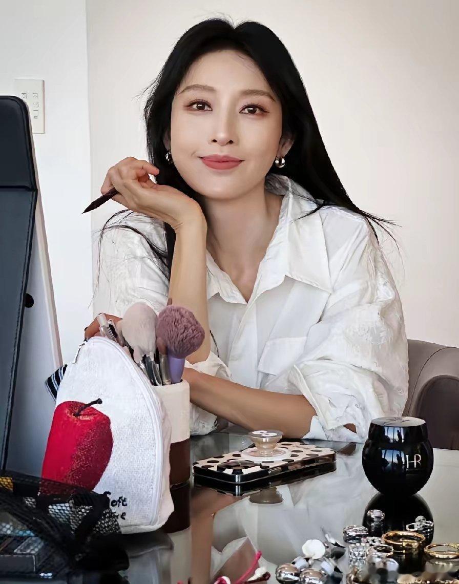 张俪辞退修图师反转张俪修图师发帖维权那天，网友跟着骂了张俪一整晚。居家办公十年的