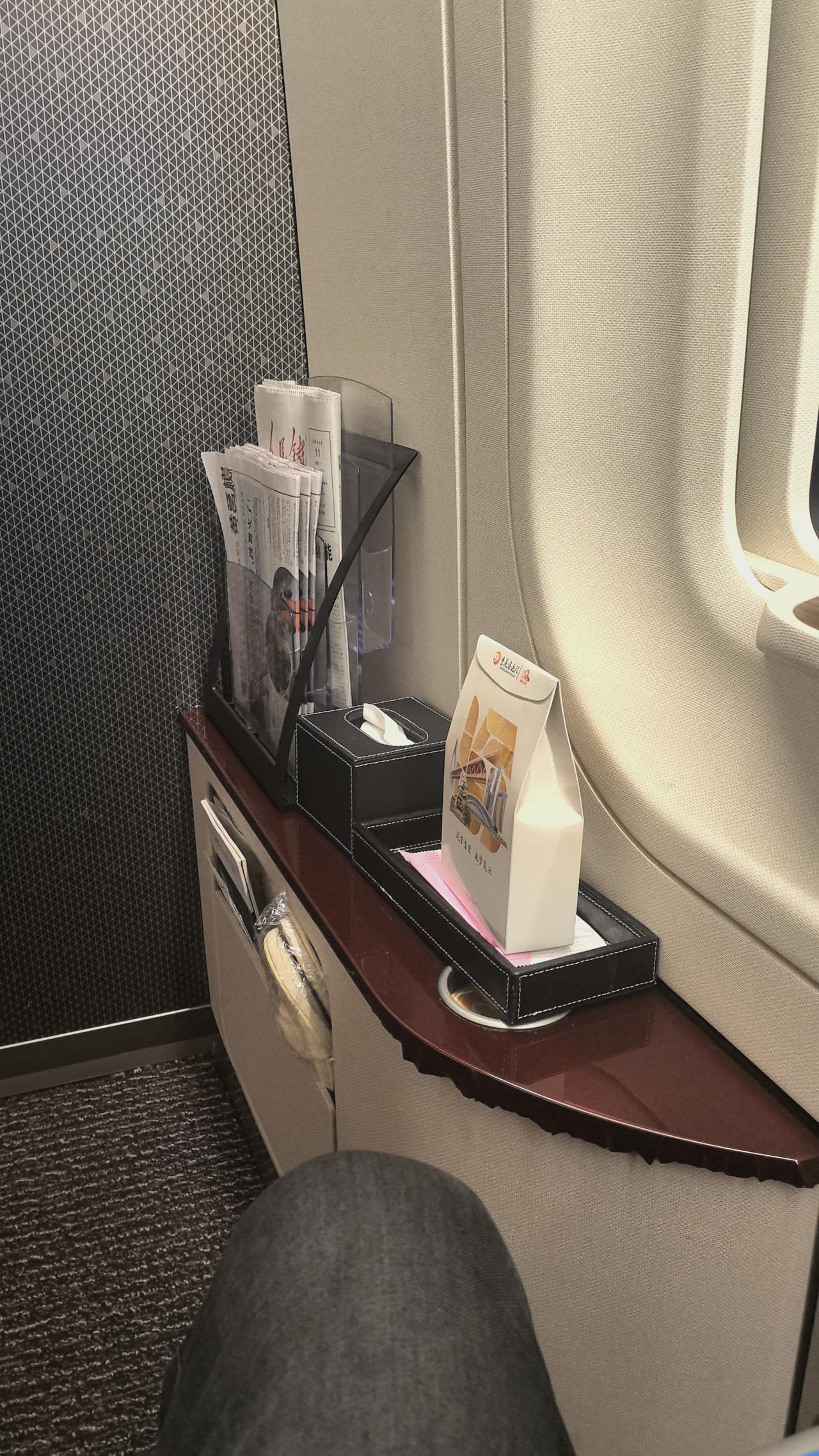 习惯了做事不服输，争第一，从未体验过躺平。美女高乘送来了茶点，毛毯，眼罩，告