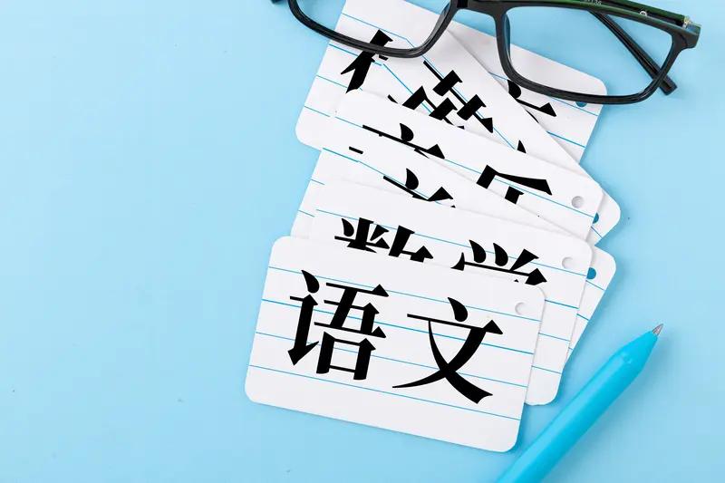 时代变化太快了，现在老教师争着上语文、数学了。以前他们都喜欢上那些音乐、体育、