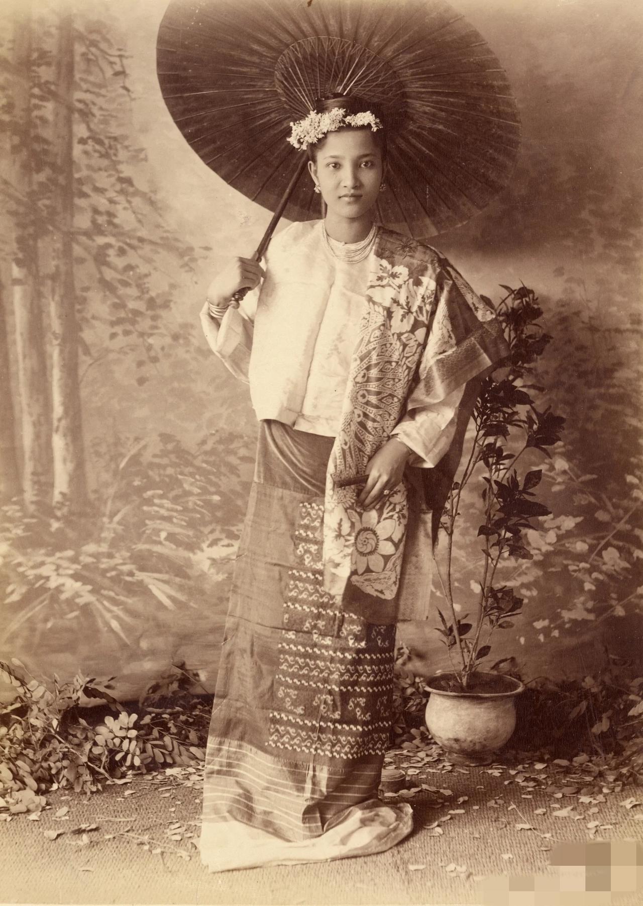 1886年，缅甸的时髦小姑娘。这一年，缅甸贡榜王朝被英国灭亡，1886年7月24