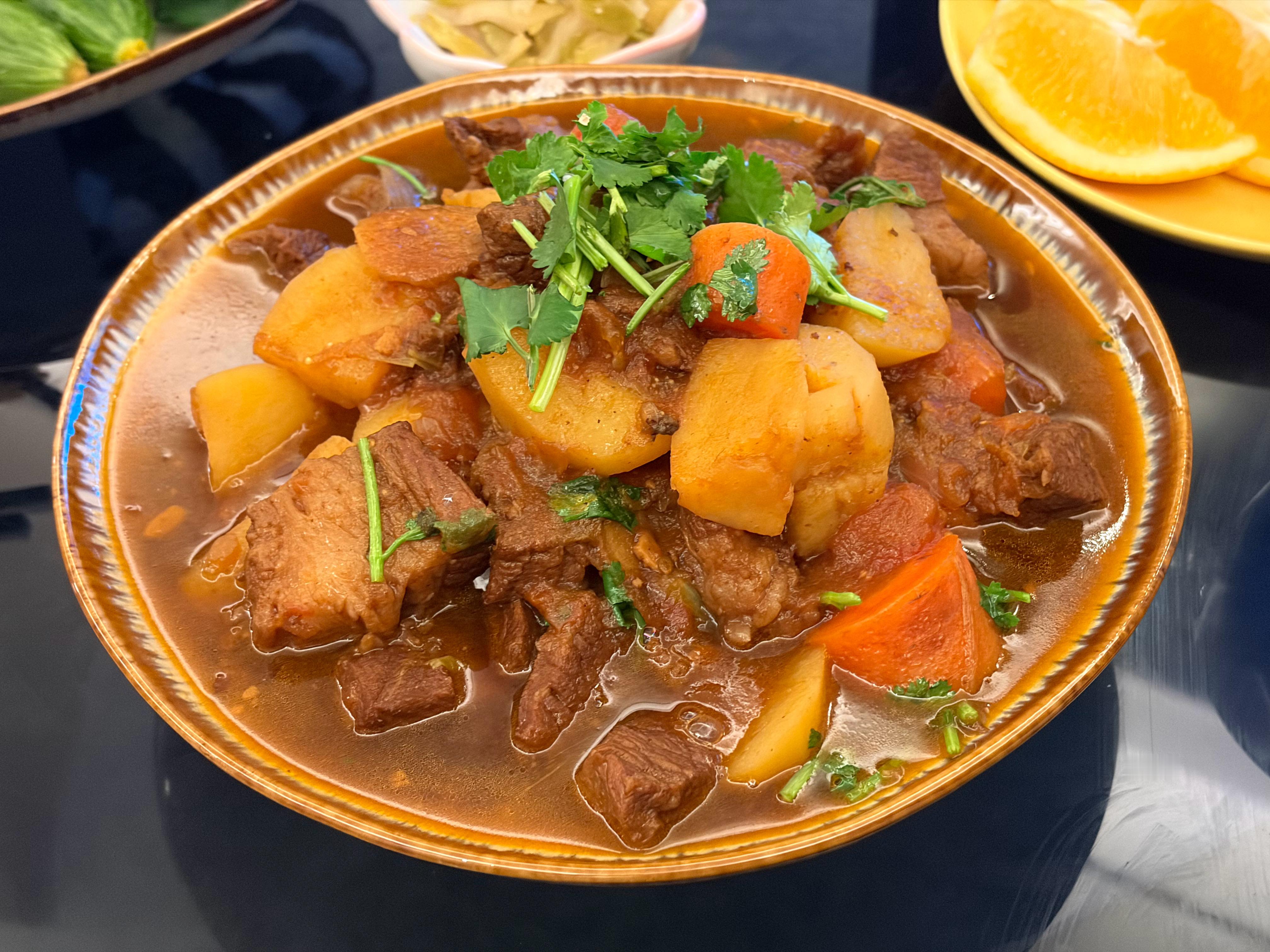 美丽今天做的晚饭，西红柿牛腩+小葱蘸酱+小米粥+榨菜！香死我了你们根本不懂一口牛