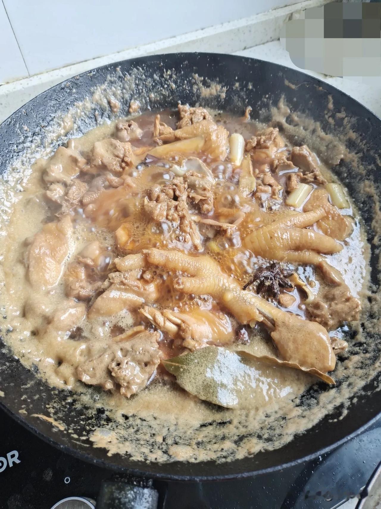 鸡肉做成这样还能吃吗？看着就没胃口啊！今天我去超市买鸡，营业员一边给我剁鸡，