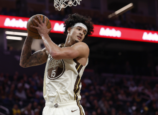 库明加不是微波炉型的，在老鹰打不上首发很麻烦，数据上不去；反之，桑托斯在勇士，替