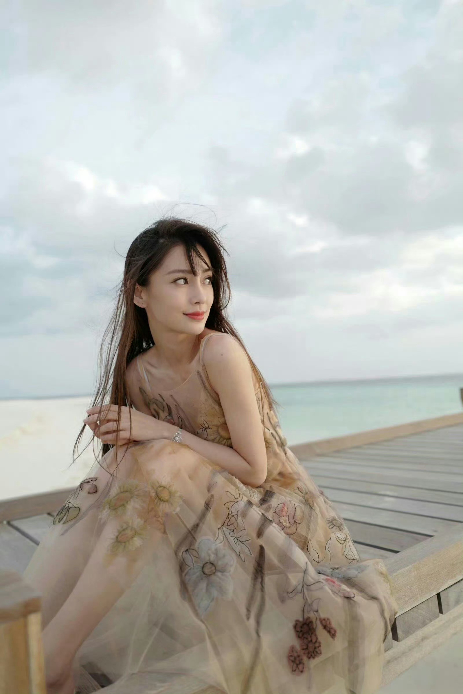网友马代偶遇Angelababy来自某女明星明星马尔代夫游客照🗺️