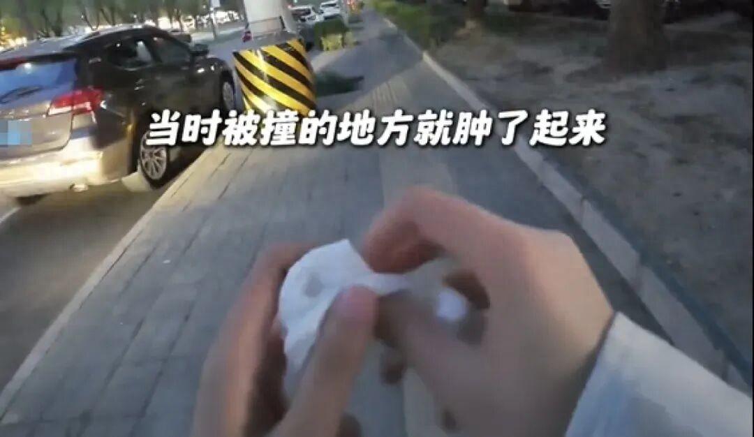 彻底怒了！博主摆拍盲人被撞遭斥责博流量，欺骗全网善意，两人直接被刑拘为了涨粉