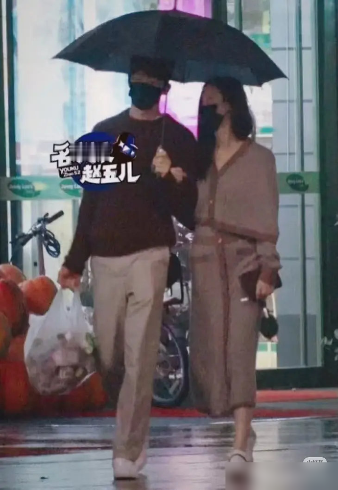 最近被考古的这对前任，居然连现任同框都不尴尬？去年栩栩华生时尚晚宴，井柏然、刘雯和倪妮座位相邻，中间