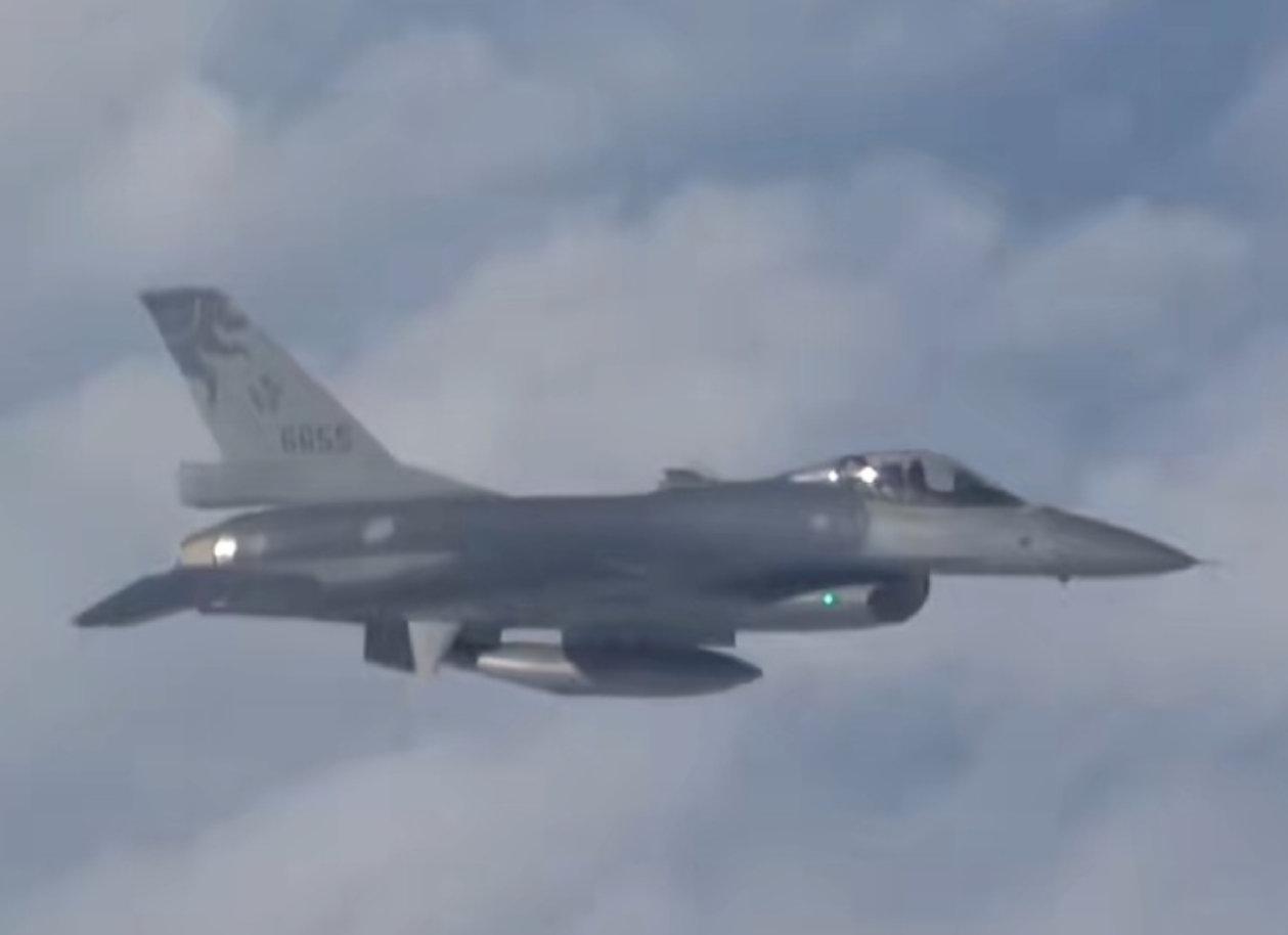 有贼心没贼胆，平常喊那么大声，关键时刻怂了。解放军战机拍下台军F-16战斗机，
