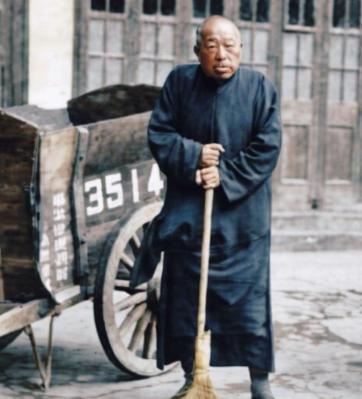 1951年，陈毅让83岁的黄金荣扫大街，蒋介石得知后感叹：陈毅真厉害。1951年