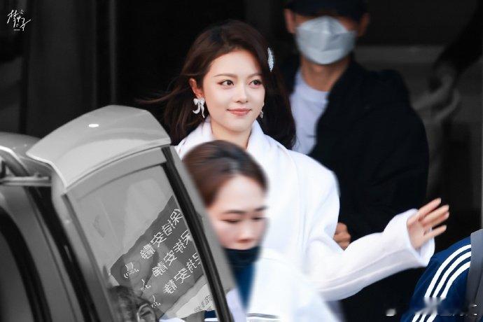 被赵今麦的白色大衣迷晕了！温柔又灵动，走路都带风，这才是冬日正确打开方式～