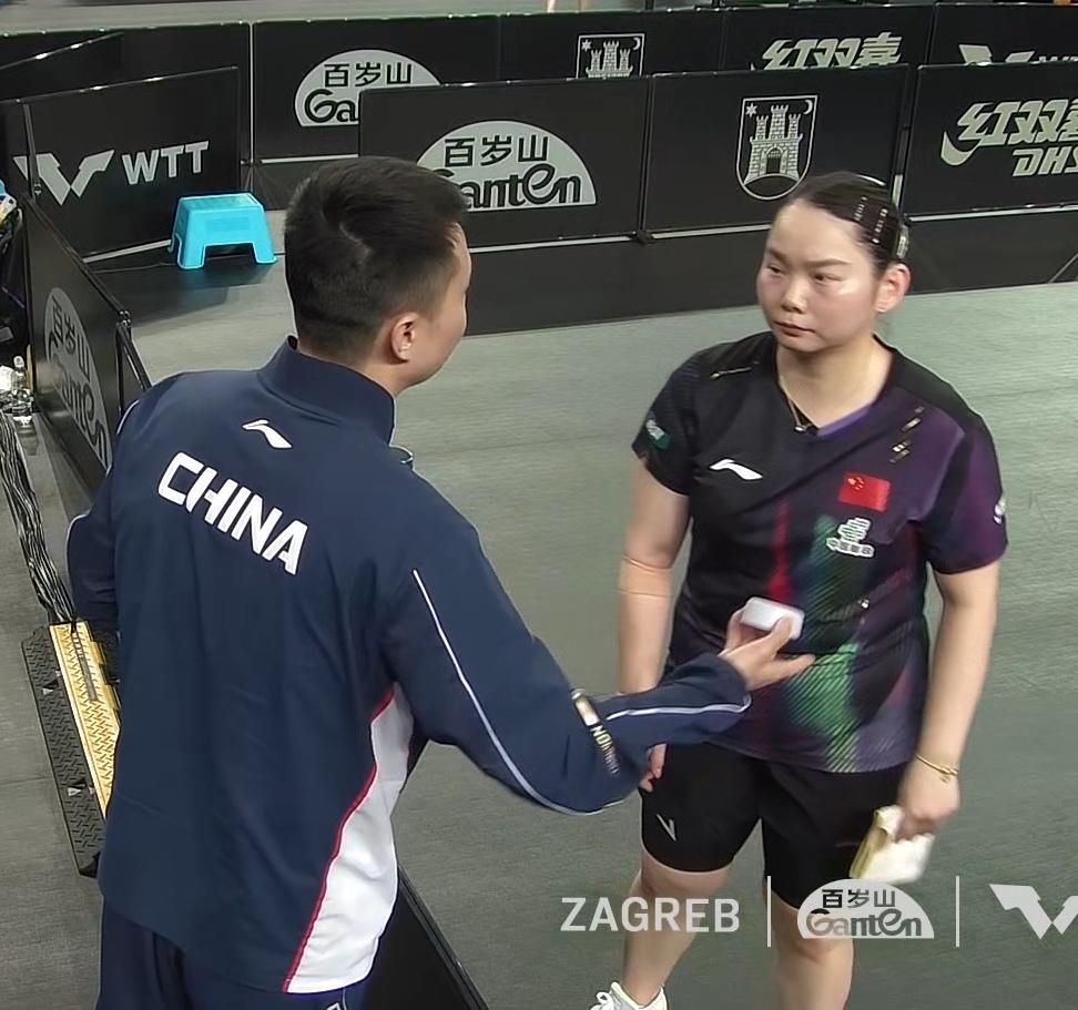 正赛首轮，国乒暂时2晋级1淘汰。WTT萨格勒布常挑赛，女单1/16决赛，何卓佳
