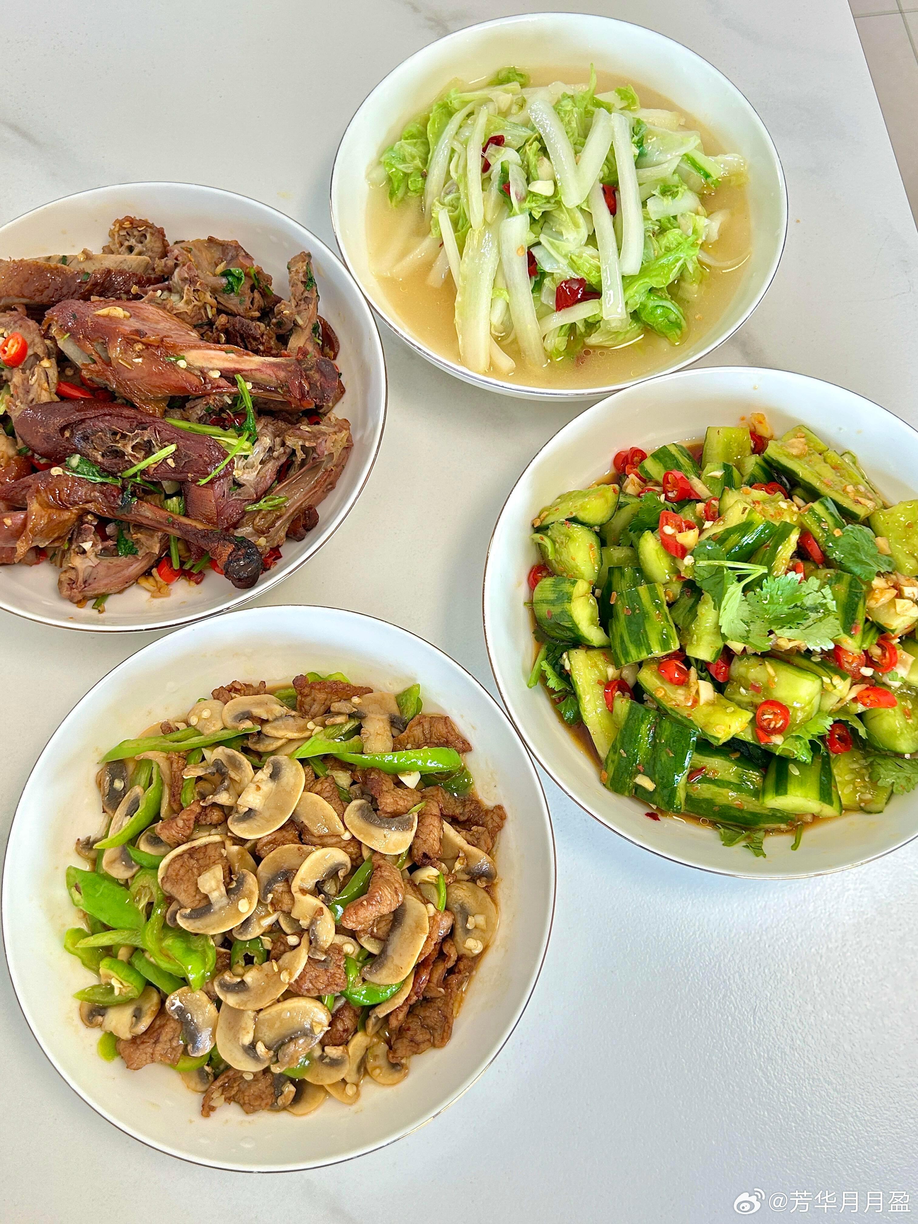 在家吃干净清爽的的饭菜菜单1️⃣口蘑炒肉2️⃣烤鸭3️⃣凉拌黄瓜​​​