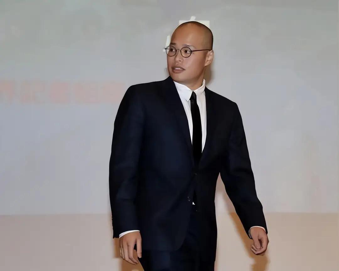 第一个跳出来要“救”中国当代汉奸黎智英的人出现了，就是黎智英的儿子黎崇恩，他在接