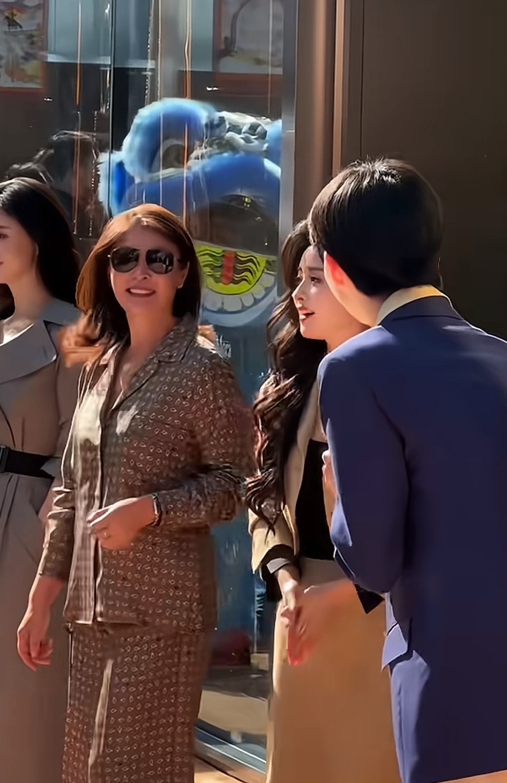 感觉张振是把头发接到了长发的标准再做得造型，没有图省事直接用她自己的中长发，很用