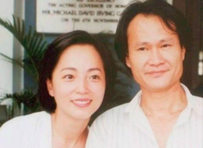 1997年，林正英去世，留下1000万的遗产给苑琼丹，苑琼丹当场发誓，这辈子不会
