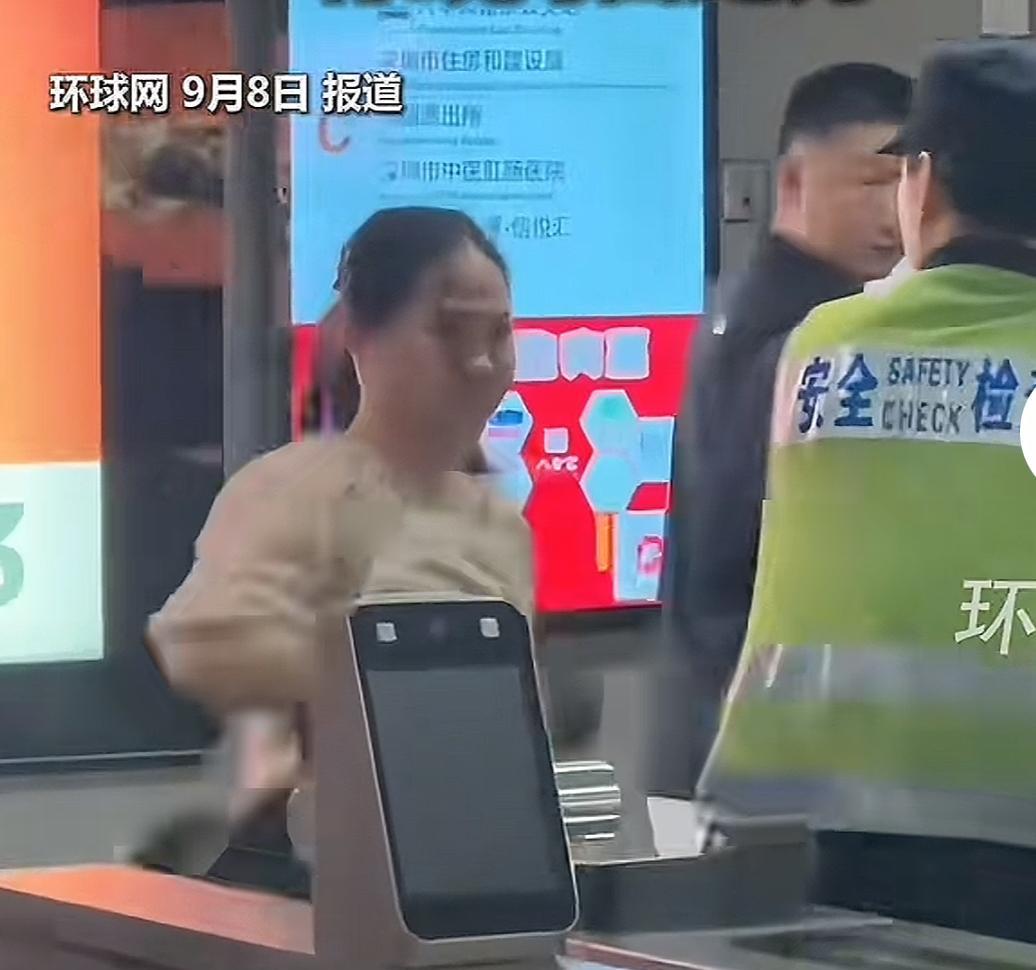 谁家的小仙女这么猛！是个正常人都知道，乘坐地铁就必须得安检。可偏偏就有人不服