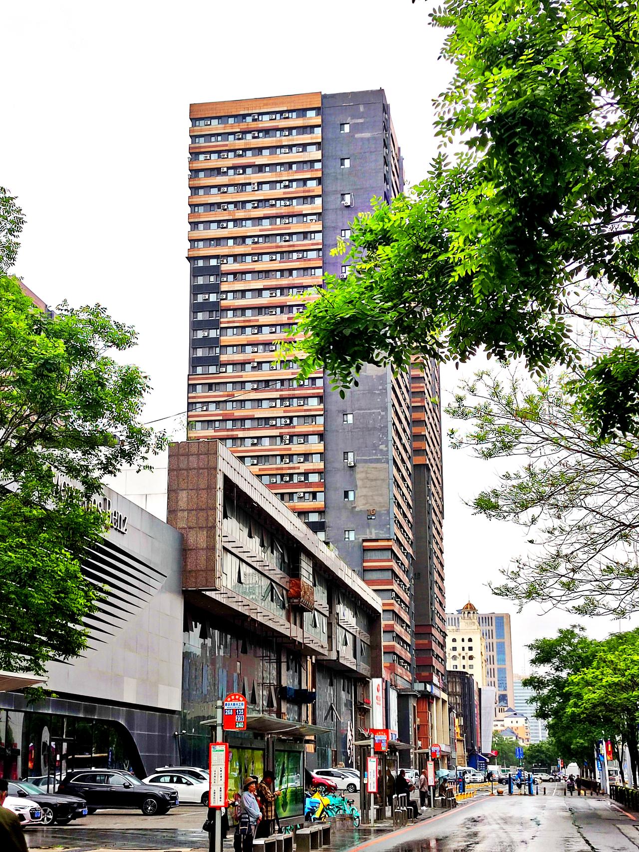 沈阳铁西街景一观日前在沈阳建设大路兴工街等候公交车，随拍街景一组。建设