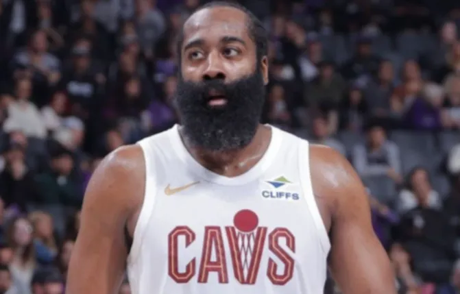 登哥现在投三分怎么怪怪的，撅着屁股，身子前倾，往前送，力气不够用了？还是想省力气