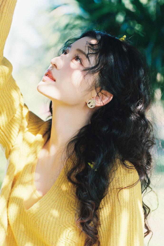 王楚然生日营业！魏采薇古装路透，明媚感直接拉满王楚然27岁生日不放假，直接泡