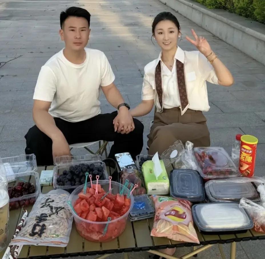 没有对比就没有伤害，陈亚楠男朋友哄女孩高手搞野炊哄得她多开心最近看到陈亚楠的