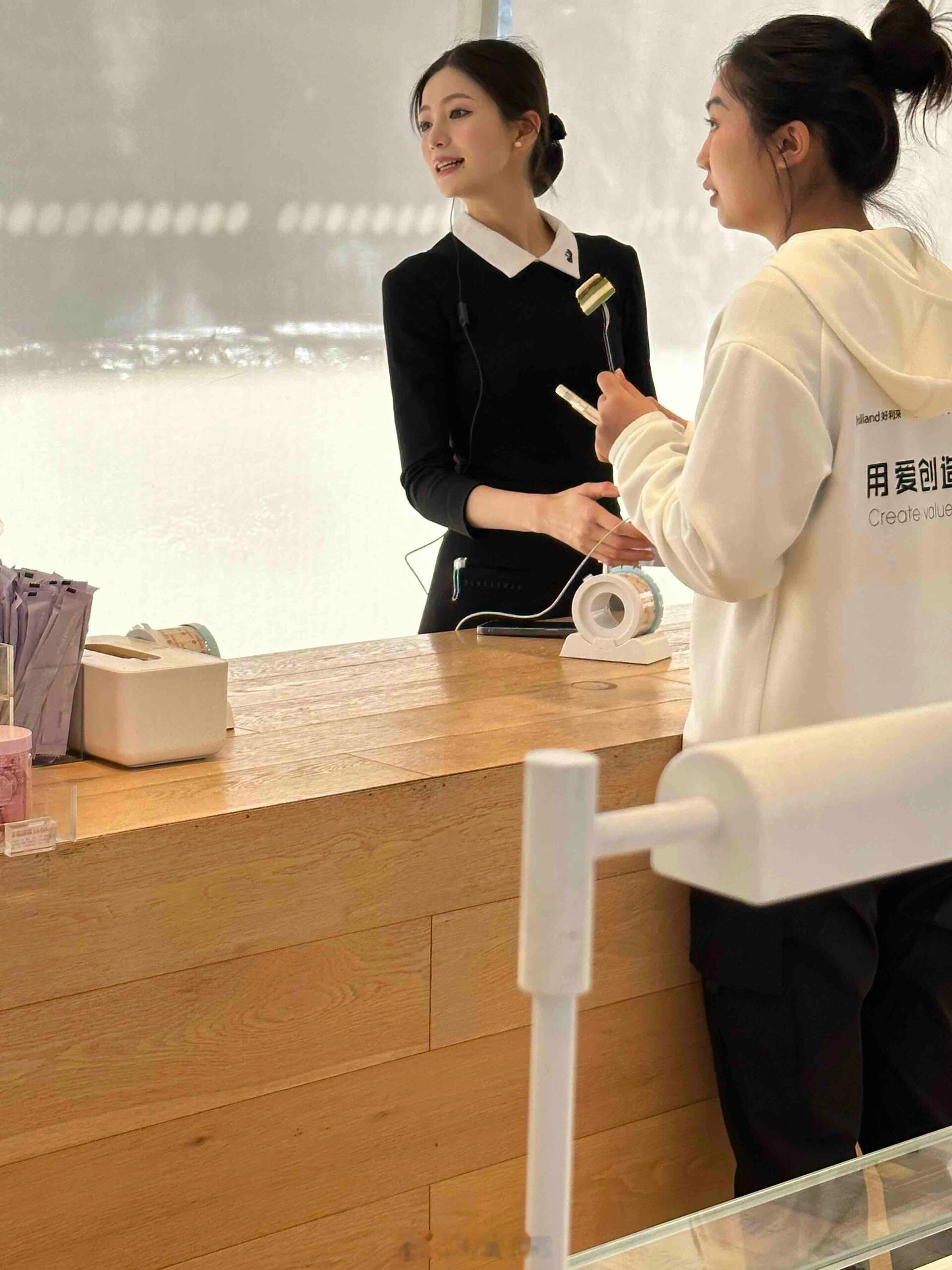 好利来黑天鹅服务员质量好高啊