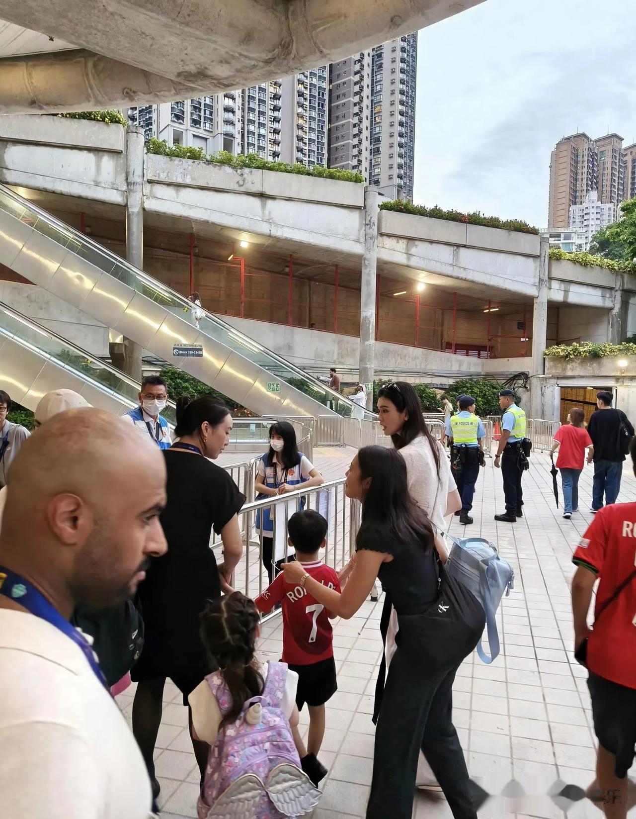 奚梦瑶带五岁儿子看球赛，儿子身高已经到了奚梦瑶的腰上，幸好是遗传了奚梦瑶的身高，