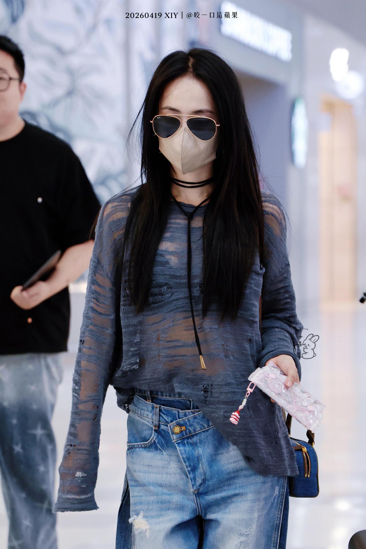 蔡依林私服超适合小个子，显高洋气！灰蓝色破洞针织衫搭配高腰阔腿牛仔裤，巧妙拉高