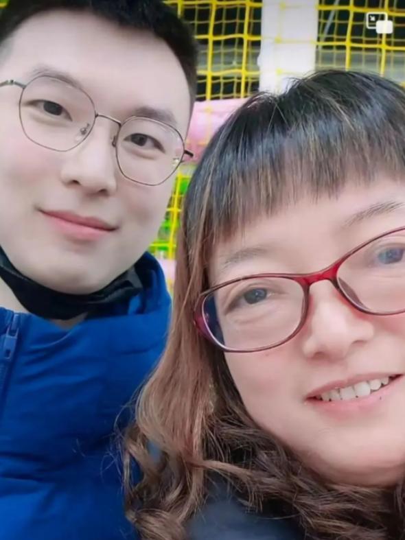 “儿子，妈妈好想你啊！”商场里，一位小伙被这突如其来的拥抱，吓得不知所措，周围的