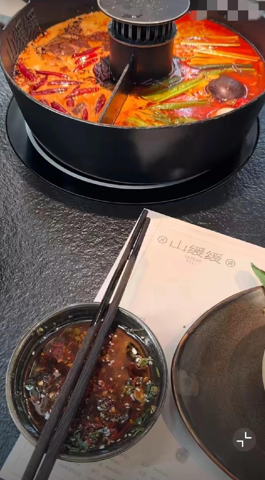 10月30日，网友发视频称西安一空中餐厅脚下玻璃突然碎裂。顾客说：自己的名字在生