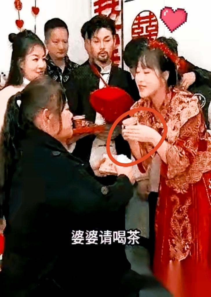 真的！隔着屏幕都替这个新娘捏把汗！大喜的日子，她恭恭敬敬地给婆婆敬酒，结果
