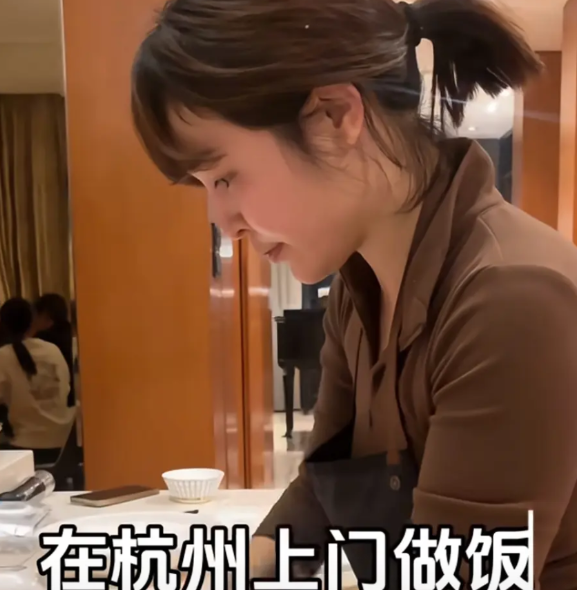 穿瑜伽裤上门做饭的杭州私厨女子阿绿，让我最惊讶的不是他穿瑜伽裤，也不是她每天