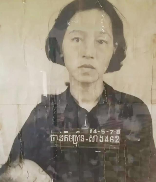 这是来自1978年柬埔寨的一张罕见照片，画面中是一对即将被处决的年轻母子，镜头前