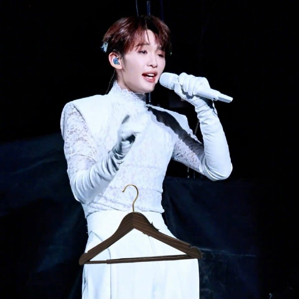 王赫野这次的造型太有记忆点了！裤子独特的剪裁营造出立体感，虽然被网友调侃像衣架撑