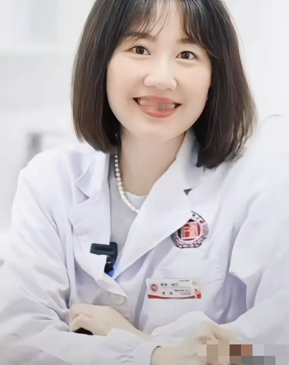 曾琦主任是那种让人过目不忘的人。作为眼科医生，她身上有种独特的气质。短发整洁