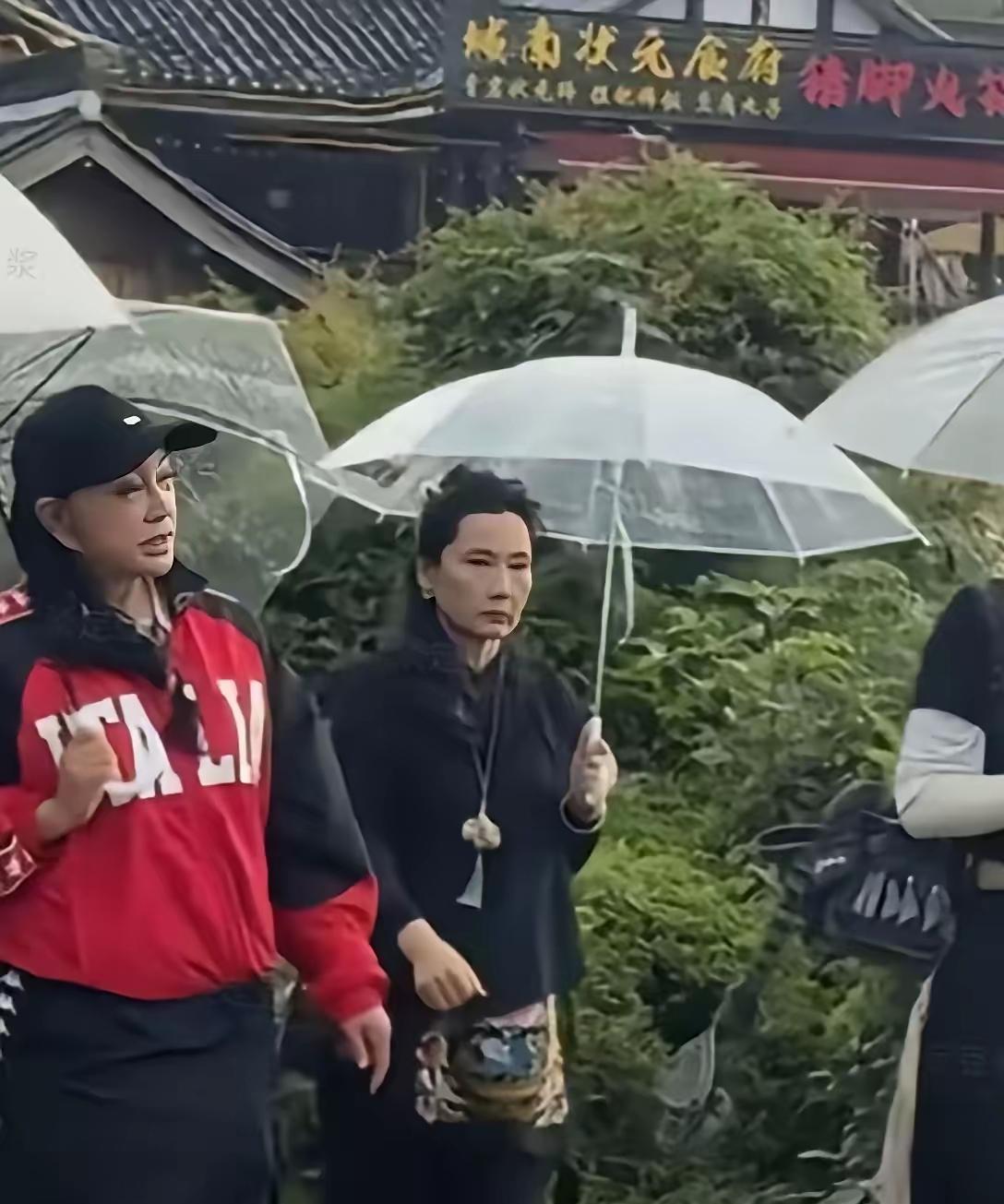 瞧！何赛飞那一脸“臭相”，得是有多不情愿和这些人待一块儿，又或是有多抵触上这个综