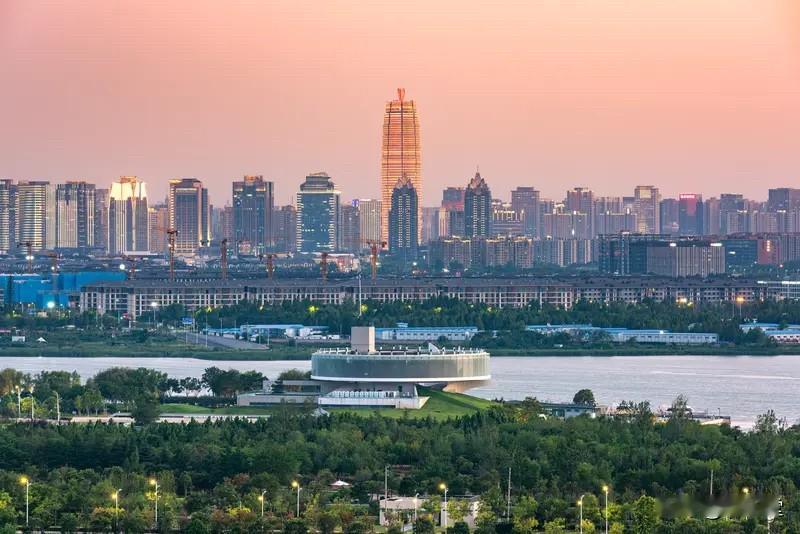 这件事发生在2025年10月初的河南郑州，一名10岁男孩为了买手机，偷偷把姥姥的
