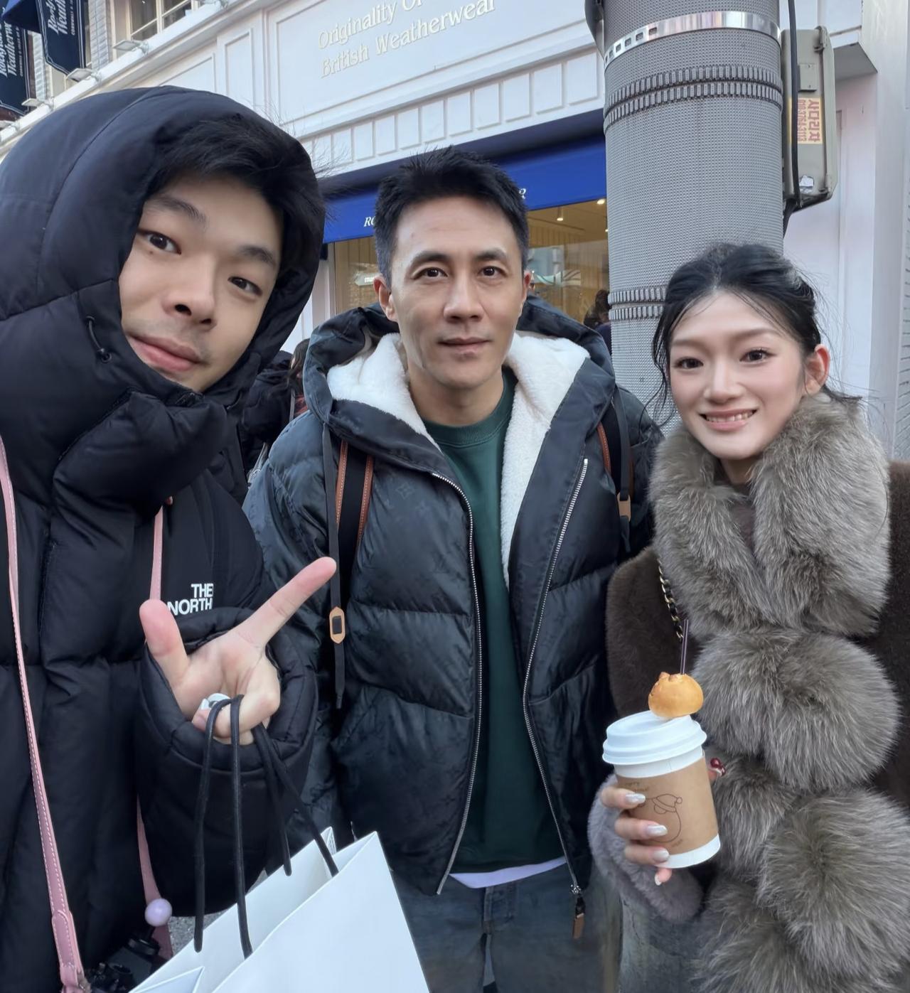 44岁杜淳和老婆女儿现身韩国街头，他抱着4岁女儿，面容有点憔悴，整个人苍老了不少